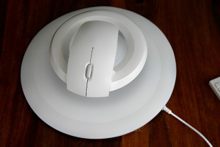Illustration for article titled Is this hovering computer mouse real or fake?